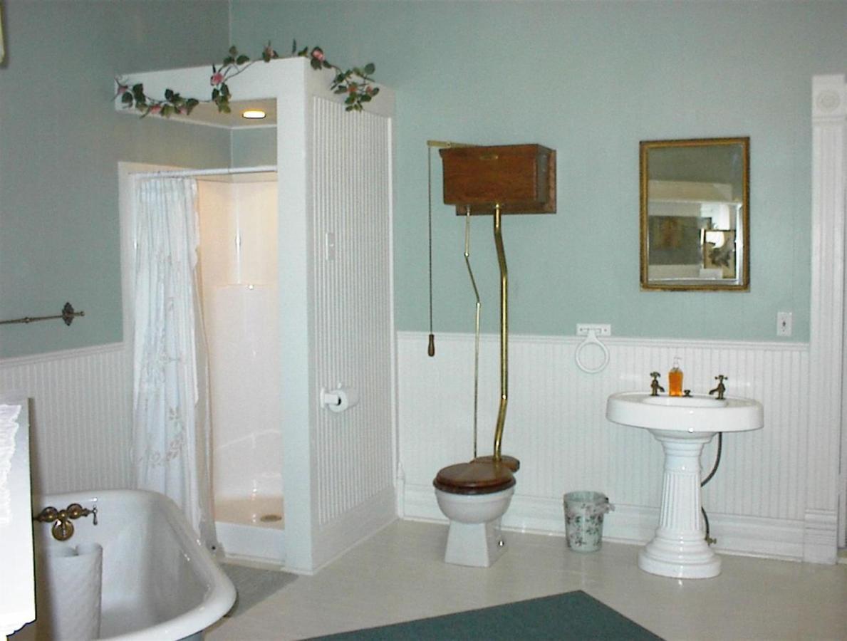 Carleton House Bed And Breakfast Bonham Екстер'єр фото